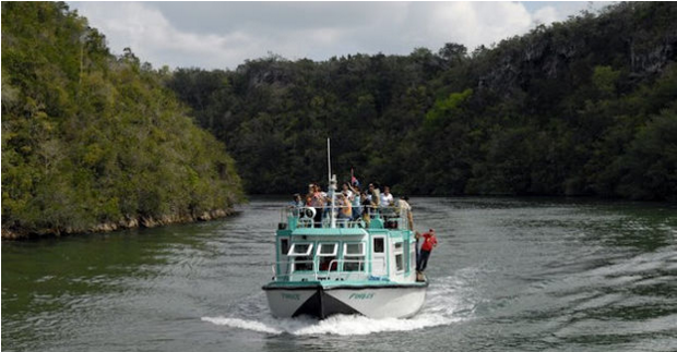Embarcación de Recreo en Río Canimar, Matanzas.